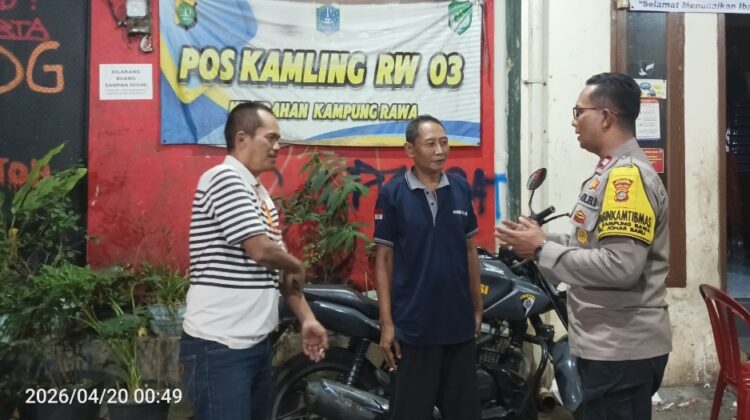 Sinergi TNI-Polri Dini Hari, Sambangi Siskamling Kampung Rawa Perkuat Keamanan Lingkungan