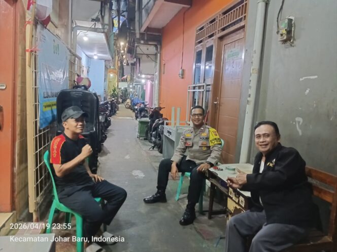 
					Menjelang Tengah Malam, Polisi Sambangi Siskamling RW 06 Kampung Rawa Perkuat Kewaspadaan Warga