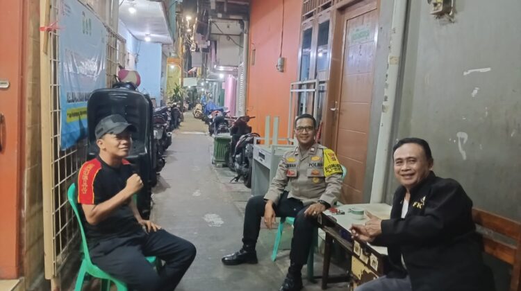 Menjelang Tengah Malam, Polisi Sambangi Siskamling RW 06 Kampung Rawa Perkuat Kewaspadaan Warga