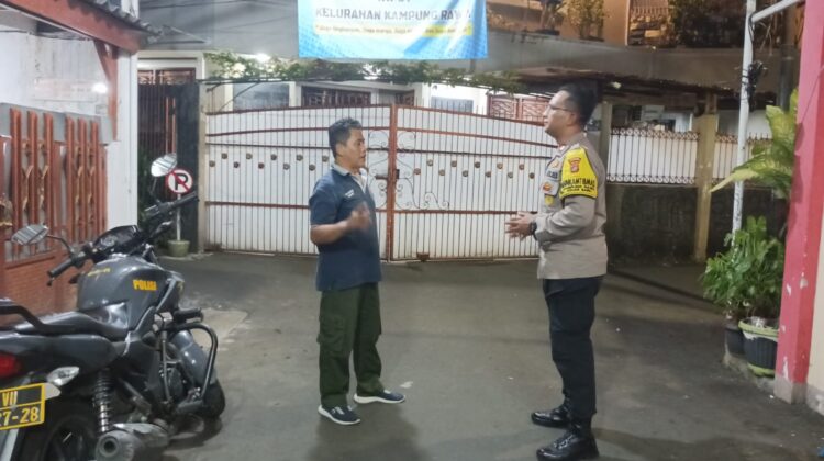 Dini Hari Tetap Siaga, Polisi Sambangi Poskamling Kampung Rawa Perkuat Keamanan Lingkungan