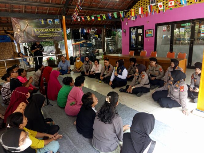 
					Kapolsek Metro Tanah Abang Dampingi Polwan Jaga Jakarta Salurkan Sembako kepada Warga Terdampak Tawuran di Petamburan