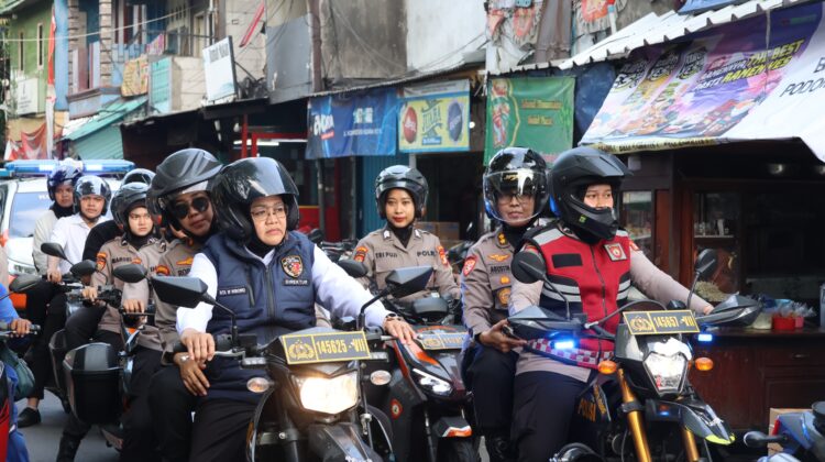 Dalam Semangat Hari Kartini, Polwan Polda Metro Jaya dan Polres Metro Jajaran Gelar Patroli Kamtibmas dan Bakti Sosial