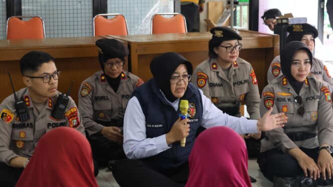 
					Semangat Hari Kartini, Polwan Polda Metro Jaya Hadir Lewat Edukasi dan Bakti Sosial bagi Perempuan dan Kaum Rentan