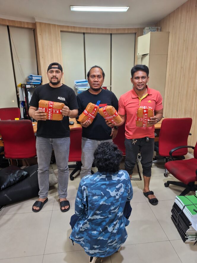 
					Polisi Tangkap Pengedar Ganja 3,6 Kg di Tanah Abang, Jaringan Masih Dikembangkan