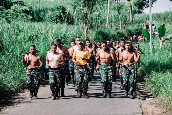 
					Brigif 18 Kostrad Laksanakan Lari Bersenjata 10 Km untuk Tingkatkan Ketahanan Fisik Prajurit