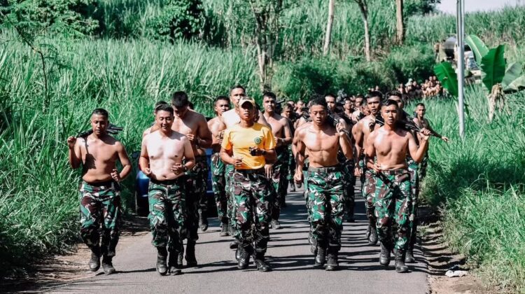 Brigif 18 Kostrad Laksanakan Lari Bersenjata 10 Km untuk Tingkatkan Ketahanan Fisik Prajurit