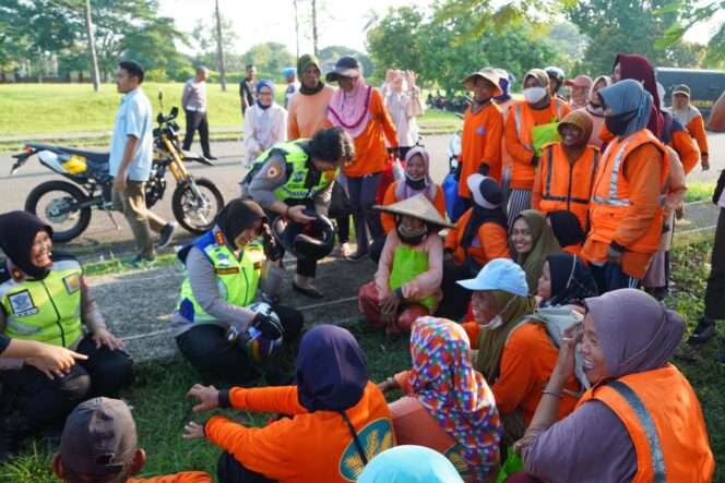 
					Kapolres Metro Bekasi Salurkan 400 Paket Sembako untuk Perempuan Pejuang di Hari Kartini