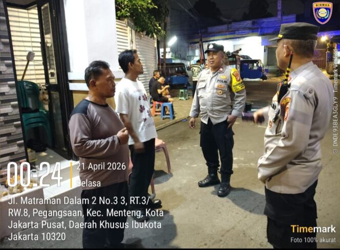 
					Kanit Binmas Menteng Bersama Bhabinkamtibmas Intensifkan Patroli Jalan Matraman Dalam RW 08