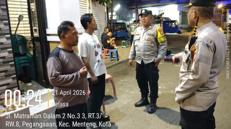 Kanit Binmas Menteng Bersama Bhabinkamtibmas Intensifkan Patroli Jalan Matraman Dalam RW 08