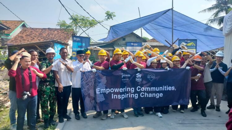 Wujud Kemanunggalan, Babinsa Lembangsari Gotong Royong Bangun RTLH