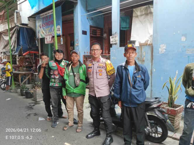 
					Wujud Kepedulian dan Empati, Bhabinkamtibmas Takziah dan Perkuat Cooling System di Johar Baru
