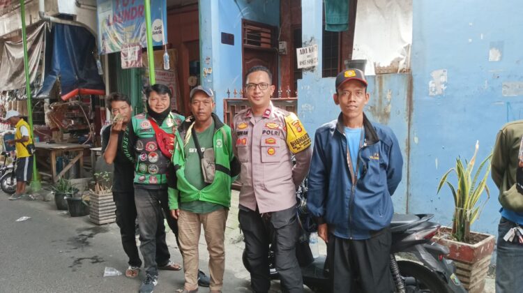 Wujud Kepedulian dan Empati, Bhabinkamtibmas Takziah dan Perkuat Cooling System di Johar Baru
