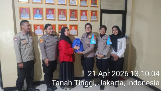 
					Semangat Hari Kartini, Polwan Jaga Jakarta Beri Apresiasi Tokoh Wanita di Johar Baru