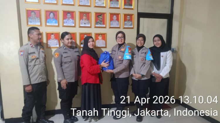 Semangat Hari Kartini, Polwan Jaga Jakarta Beri Apresiasi Tokoh Wanita di Johar Baru