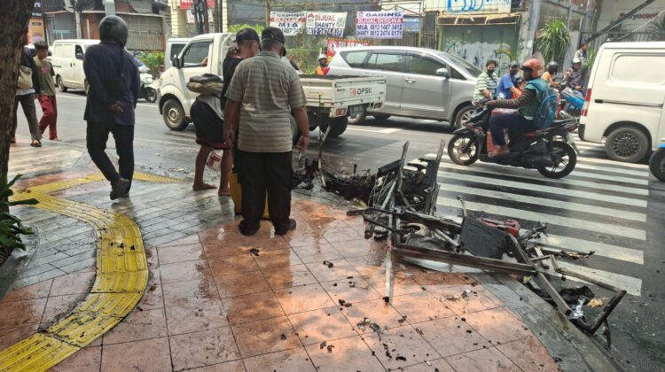 Respon Cepat Polisi Cek TKP, Motor Terbakar di Johar Baru Berhasil Ditangani