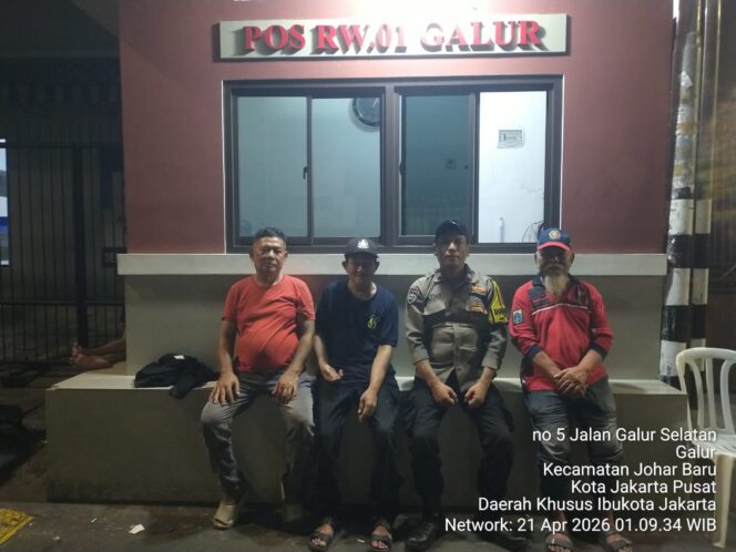 
					Tingkatkan Siskamling Dini Hari, Polisi Sambangi Pos Kamling RW 01 Galur