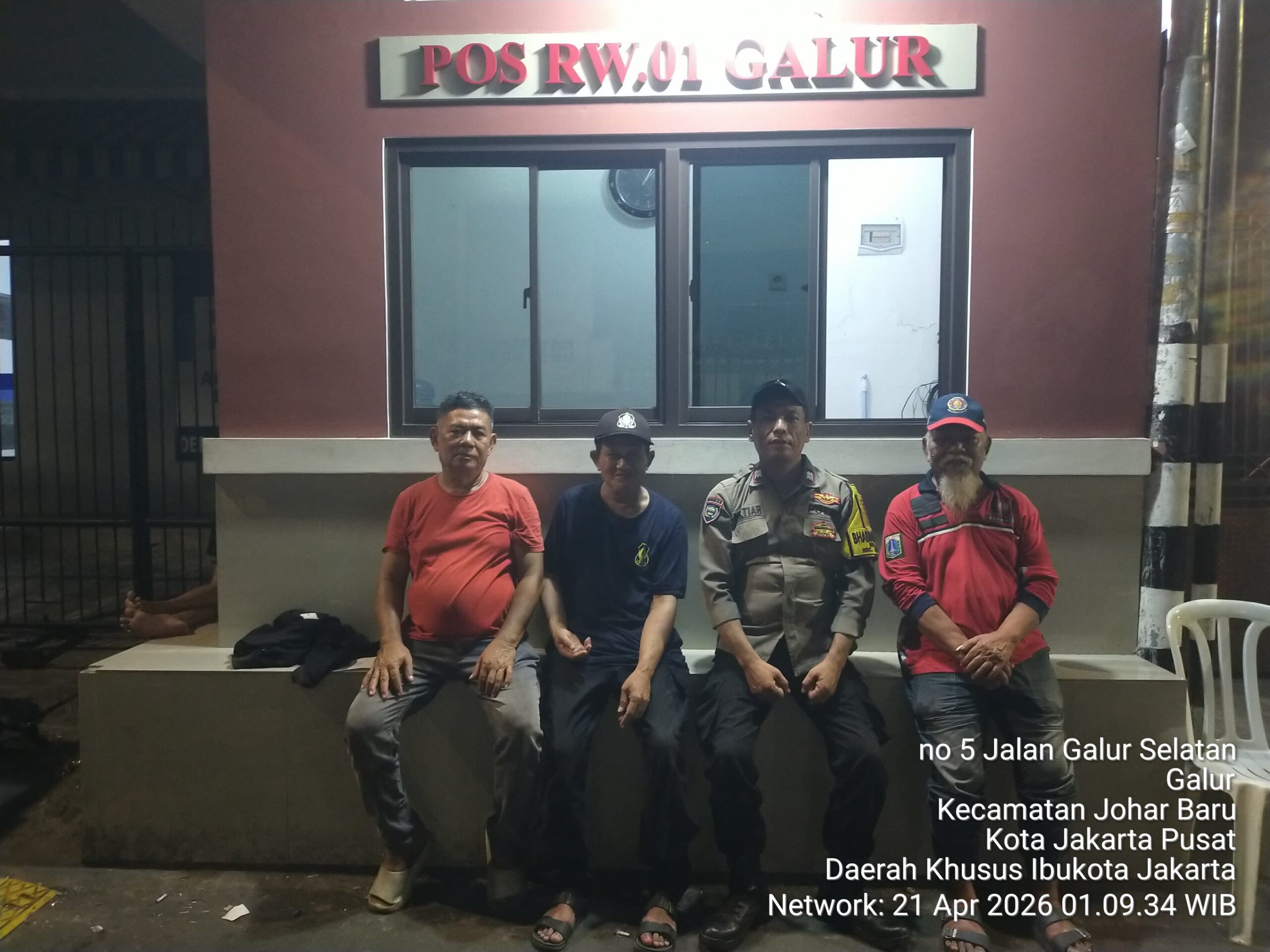 Tingkatkan Siskamling Dini Hari, Polisi Sambangi Pos Kamling RW 01 Galur