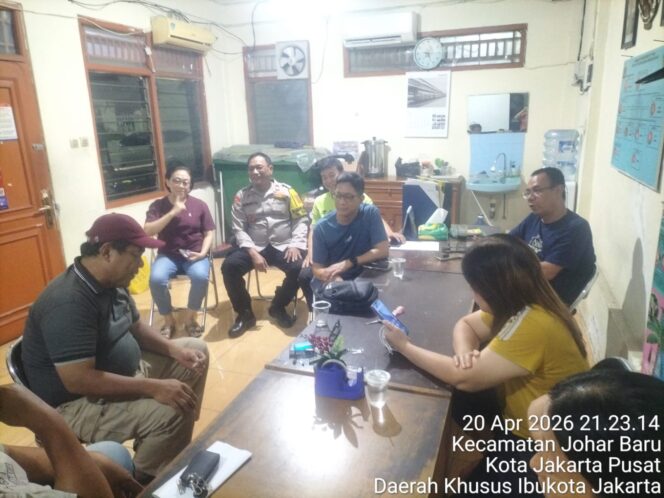 
					Sambang Malam Perkuat Cooling System, Polisi Rangkul Warga RW 10 Johar Baru Jaga Kondusifitas