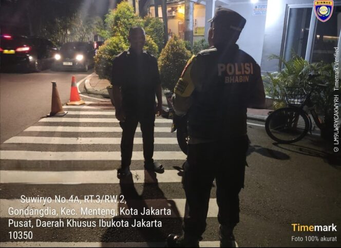 
					Patroli Tengah Malam Bhabinkamtibmas Gondangdia, Satkamling Jalan Suwiryo Diperkuat