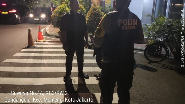 Patroli Tengah Malam Bhabinkamtibmas Gondangdia, Satkamling Jalan Suwiryo Diperkuat