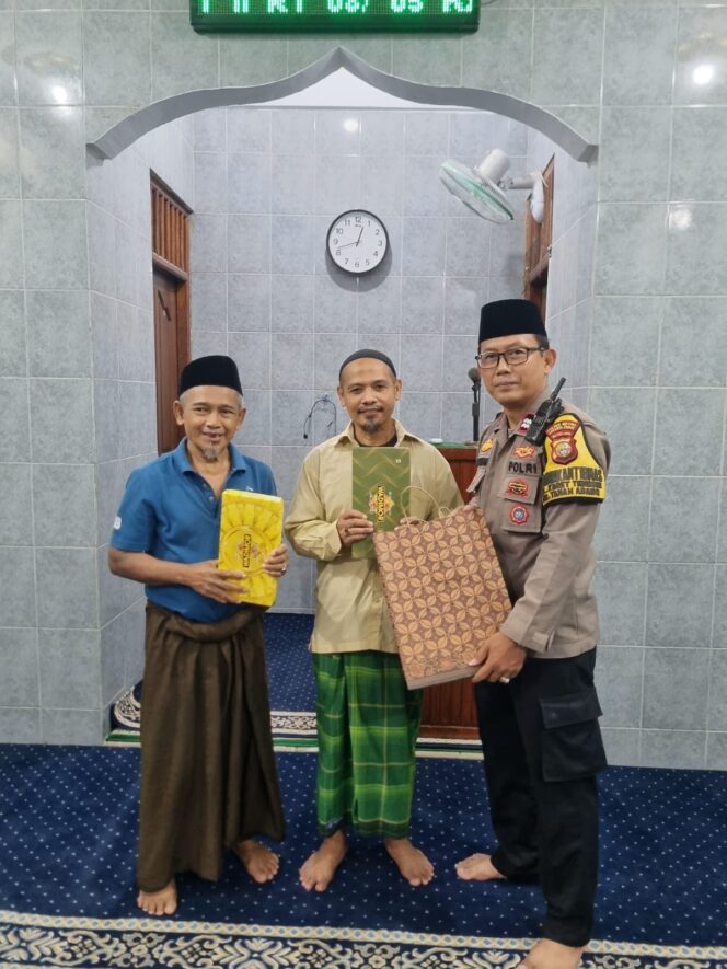 
					Polri Hadir di Tengah Masyarakat, Bhabinkamtibmas Salurkan Bantuan ke Masjid Muttabi’in