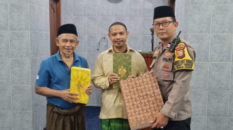 Polri Hadir di Tengah Masyarakat, Bhabinkamtibmas Salurkan Bantuan ke Masjid Muttabi’in