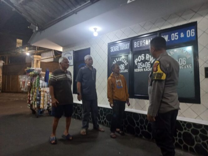 
					Bhabinkamtibmas Laksanakan Sambang Siskamling di RW 06 Kebon Kacang, Tingkatkan Sinergi Keamanan Lingkungan