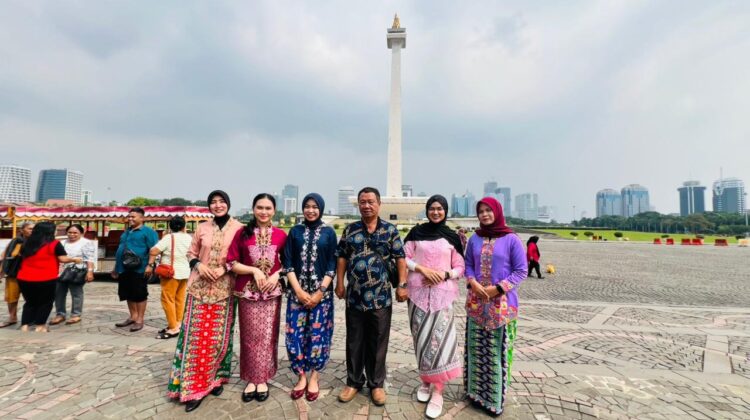 Hari Kartini, Polwan Berkebaya Layani Warga di Polda Metro Jaya