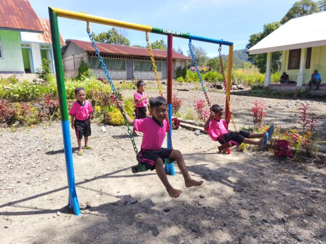 
					Ceriakan Taman Kanak Kanak, Satgas Pamtas Yonarhanud 2 Kostrad Renovasi dan Perbaiki TK Dharma Wanita Eban