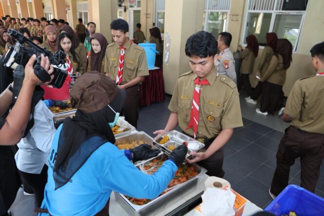 
					SPPG Polri Mulai Terapkan Sistem Prasmanan, Perdana di Pejaten