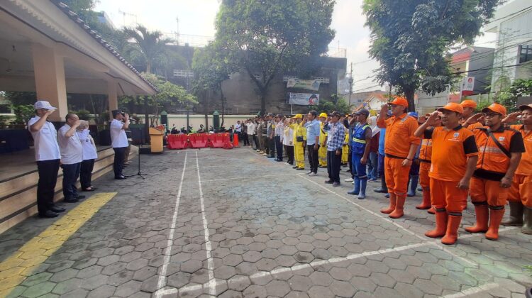 Rabu Tertib di Pasar Gembrong, Aparat Tertibkan PKL Demi Antisipasi Banjir