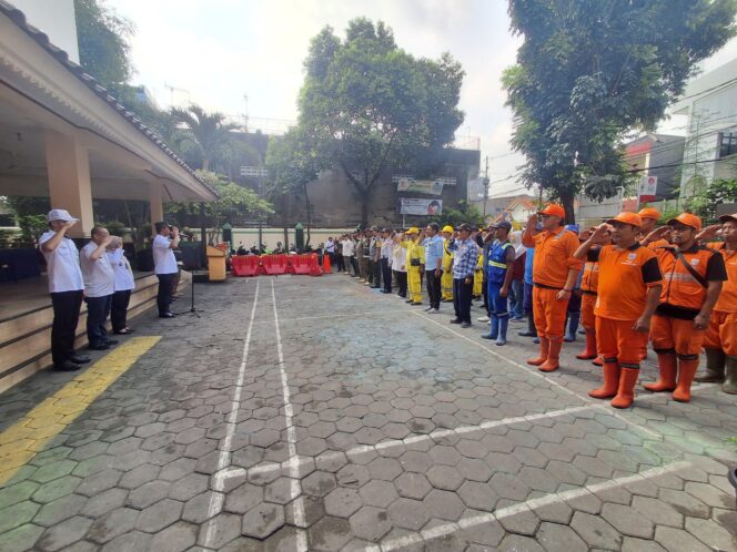 
					Rabu Tertib di Pasar Gembrong, Aparat Tertibkan PKL Demi Antisipasi Banjir