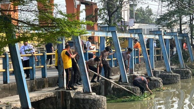 
					Brimob Polda Metro Jaya Bersihkan Pasar Tegal Danas Bekasi, Lingkungan Lebih Nyaman dan Bebas Genangan