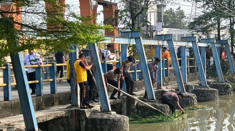Brimob Polda Metro Jaya Bersihkan Pasar Tegal Danas Bekasi, Lingkungan Lebih Nyaman dan Bebas Genangan