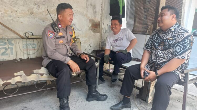 Sambang Warga RW 02, Bhabinkamtibmas Kebon Kacang Sampaikan Imbauan Kamtibmas kepada Masyarakat