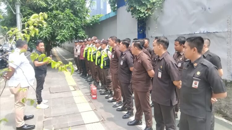 Polsek Metro Tanah Abang Gelar Apel Pengamanan Aksi Unjuk Rasa di PT Alam Raya Abadi