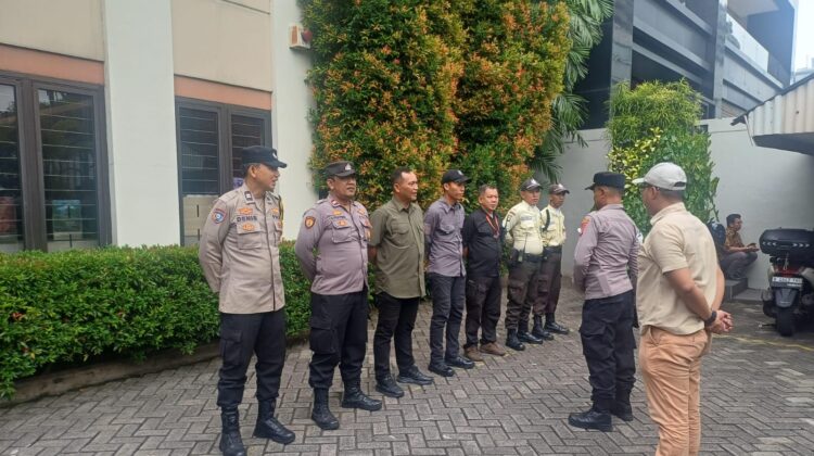 Polsek Metro Tanah Abang Gelar Apel Pelayanan Pengamanan Aksi Unras di Kantor PT April Group