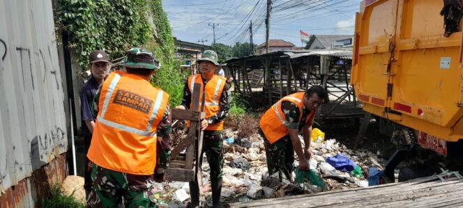 
					Terus Berperang, Ciptakan Kebersihan Satgas Sampah Bawa Alat Perlengkapan