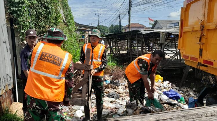 Terus Berperang, Ciptakan Kebersihan Satgas Sampah Bawa Alat Perlengkapan