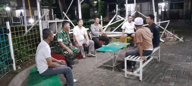 
					Melalui Siskamling Malam, Babinsa Jalin Komsos dan Tingkatkan Keamanan Lingkungan