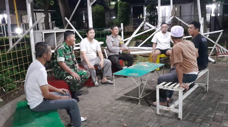 Melalui Siskamling Malam, Babinsa Jalin Komsos dan Tingkatkan Keamanan Lingkungan