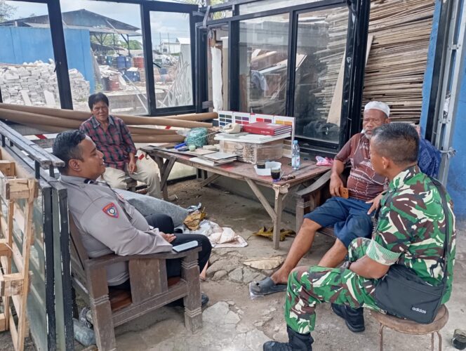 
					Babinsa Koramil 04/Cikupa dan Bhabinkamtibmas Perkuat Sinergi Keamanan Lewat Komsos di Desa Dukuh