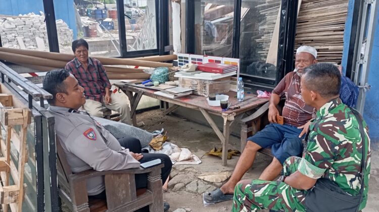 Babinsa Koramil 04/Cikupa dan Bhabinkamtibmas Perkuat Sinergi Keamanan Lewat Komsos di Desa Dukuh