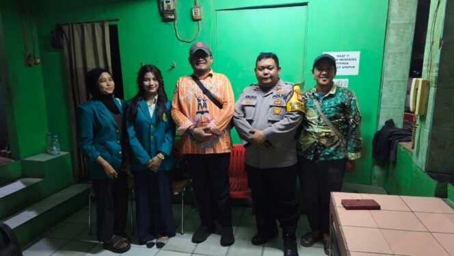 
					Perkuat Harkamtibmas, Kegiatan Siskamling RW 011 Petamburan Libatkan Mahasiswi UNJ