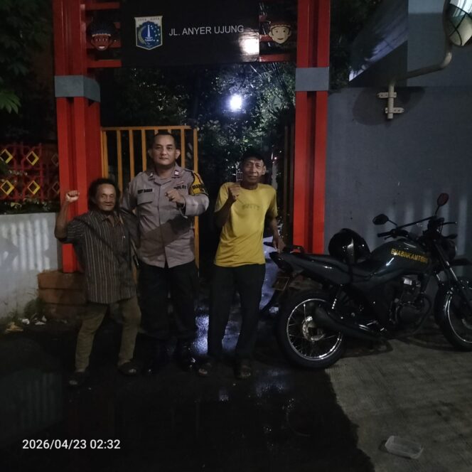 
					Sambang Satkamling Anyer Ujung, Bhabinkamtibmas Ajak Warga RW 09 Waspada Jelang Subuh