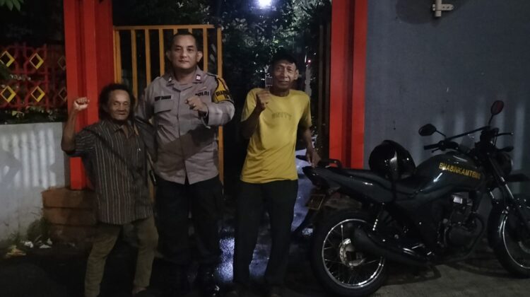 Sambang Satkamling Anyer Ujung, Bhabinkamtibmas Ajak Warga RW 09 Waspada Jelang Subuh