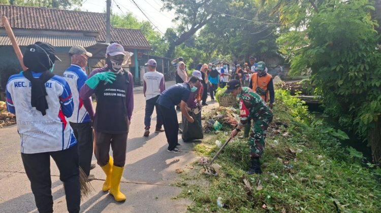 Koramil Mauk Bersihkan Sampah Bersama Warga Patramanggala  ‎