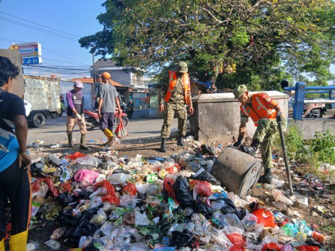 
					Sinergi Tanpa Batas TNI Dorong Budaya Hidup Bersih, Buang Sampah Pada Tempatnya