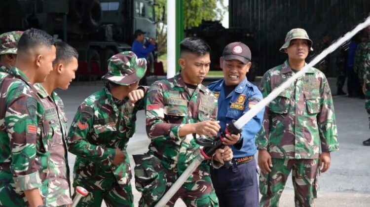 Yonif 413 Kostrad Gelar Pelatihan Pemadam Kebakaran Bersama Damkar Sukoharjo