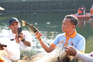 Munjirin Pimpin Operasi Penangkapan Ikan Sapu-Sapu, 320 Kg Terkumpul di Waduk Kaja
